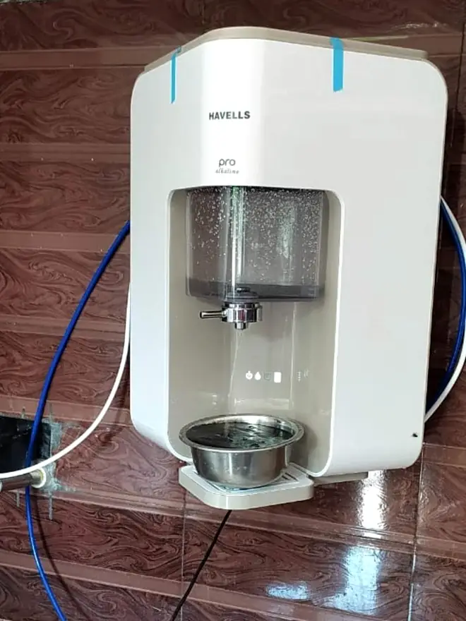 Wall-mounted water purifier with its inlet pipe run along the wall